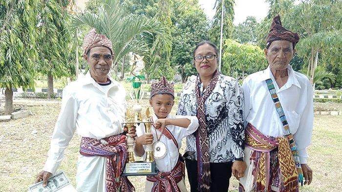 Profil Nono, Bocah SD di NTT berhasil sabet juara dunia - Womanindonesia.co.id